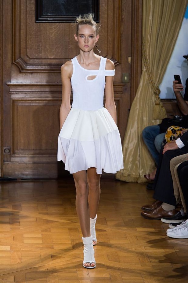 Viktor & Rolf .. نعومة قاسية لربيع رياضي