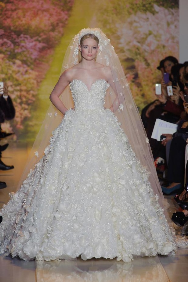Zuhair Murad... موجات من ذهب وورود وأنوثة
