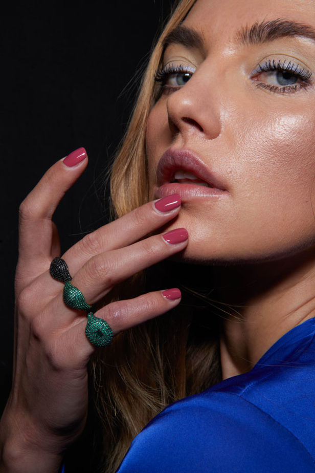  المرأة من قوة وإصرار مع مجموعة Elisabetta Franchi 