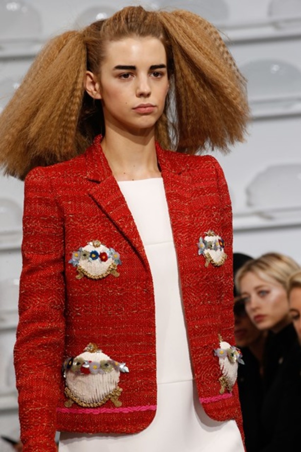 أجواء فريدة وساحرة في مجموعة دار أزياء “Schiaparelli”