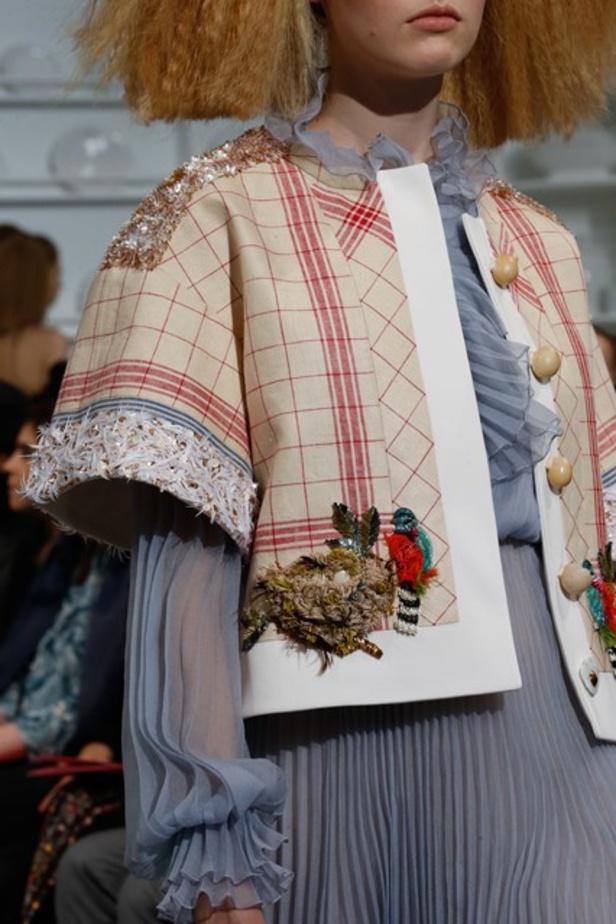 أجواء فريدة وساحرة في مجموعة دار أزياء “Schiaparelli”