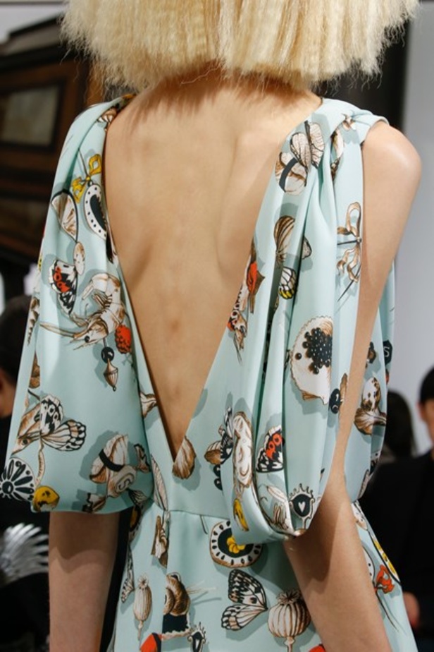 أجواء فريدة وساحرة في مجموعة دار أزياء “Schiaparelli”