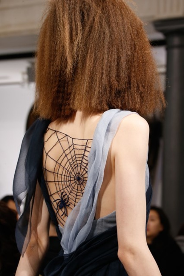 أجواء فريدة وساحرة في مجموعة دار أزياء “Schiaparelli”