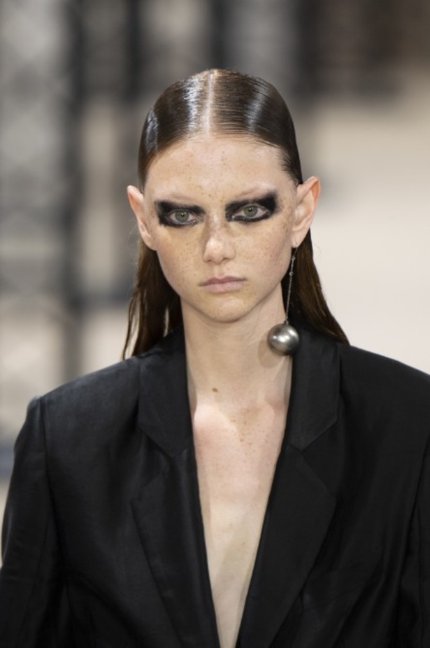 اسبوع الموضة في باريس 2019 مجموعة Ann Demeulemeester لربيع وصيف 2020 