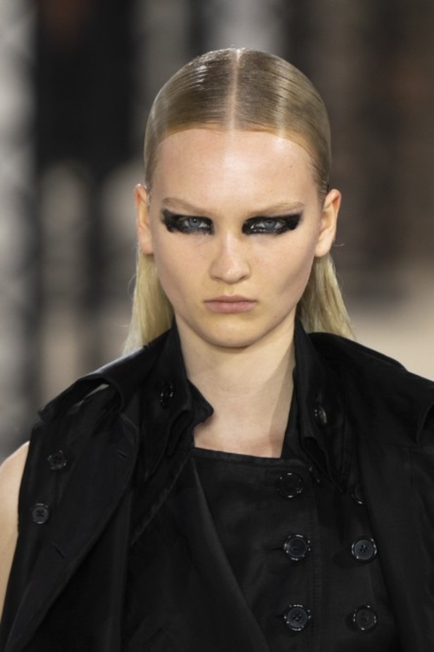 اسبوع الموضة في باريس 2019 مجموعة Ann Demeulemeester لربيع وصيف 2020 