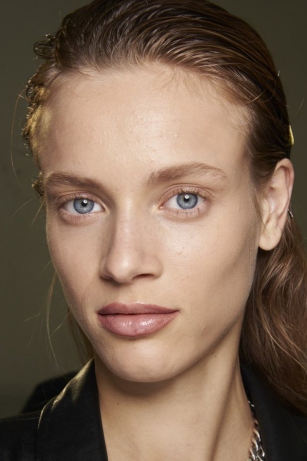 عرض ازياء مجموعة ACNE STUDIOS ربيع وصيف 2021 من اسبوع الموضة في باريس