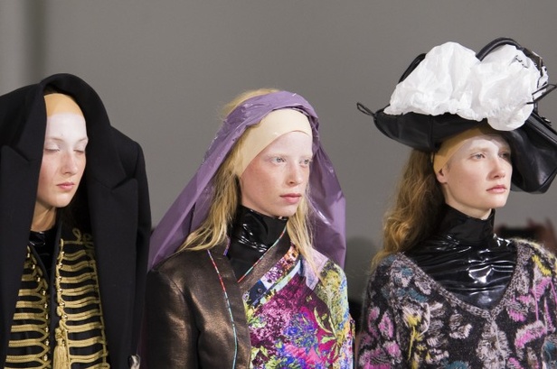أزياء مبتكرة ضمن مجموعة A.F.VANDEVORST خلال أسبوع الموضة في باريس