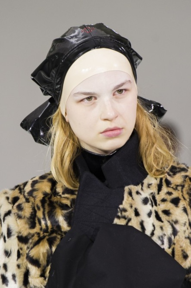 أزياء مبتكرة ضمن مجموعة A.F.VANDEVORST خلال أسبوع الموضة في باريس