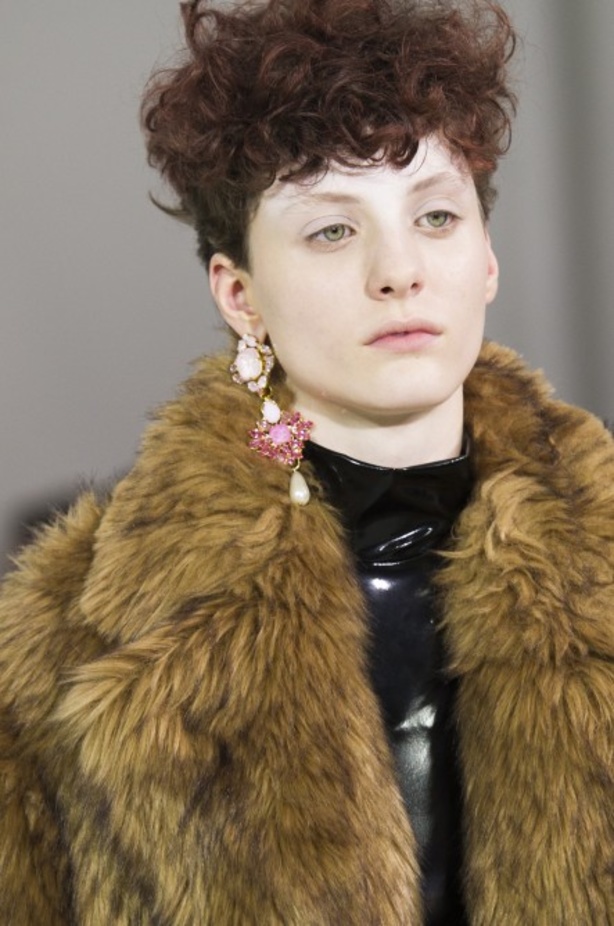 أزياء مبتكرة ضمن مجموعة A.F.VANDEVORST خلال أسبوع الموضة في باريس