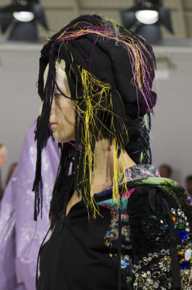 أزياء مبتكرة ضمن مجموعة A.F.VANDEVORST خلال أسبوع الموضة في باريس