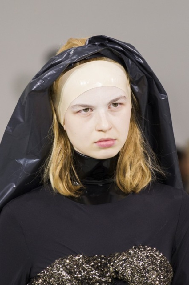 أزياء مبتكرة ضمن مجموعة A.F.VANDEVORST خلال أسبوع الموضة في باريس