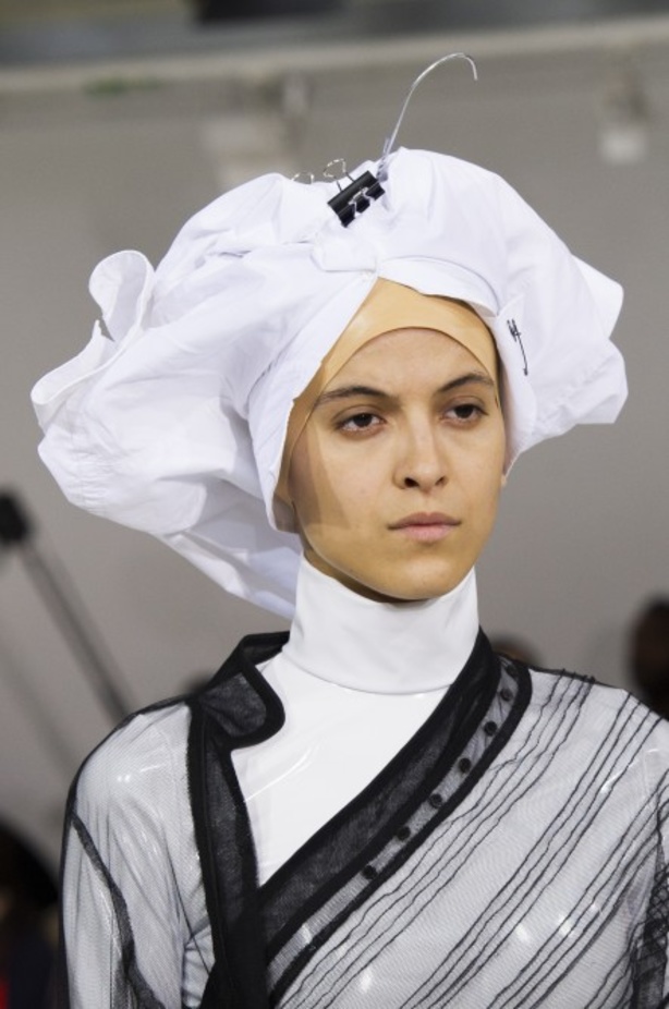 أزياء مبتكرة ضمن مجموعة A.F.VANDEVORST خلال أسبوع الموضة في باريس