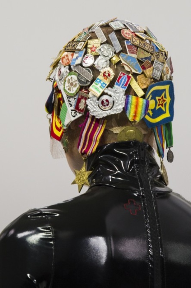 أزياء مبتكرة ضمن مجموعة A.F.VANDEVORST خلال أسبوع الموضة في باريس