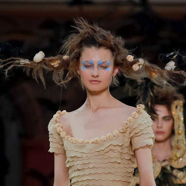 عرض مجموعة Guo Pei كوتور خريف شتاء  