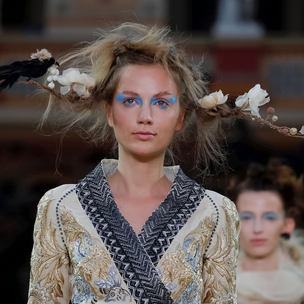 عرض مجموعة Guo Pei كوتور خريف شتاء  