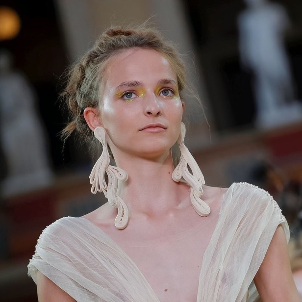 عرض مجموعة Guo Pei كوتور خريف شتاء  