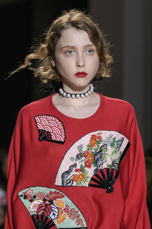 تصاميم وفساتين من عرض أندرو جي أن في اسبوع الموضة في باريس