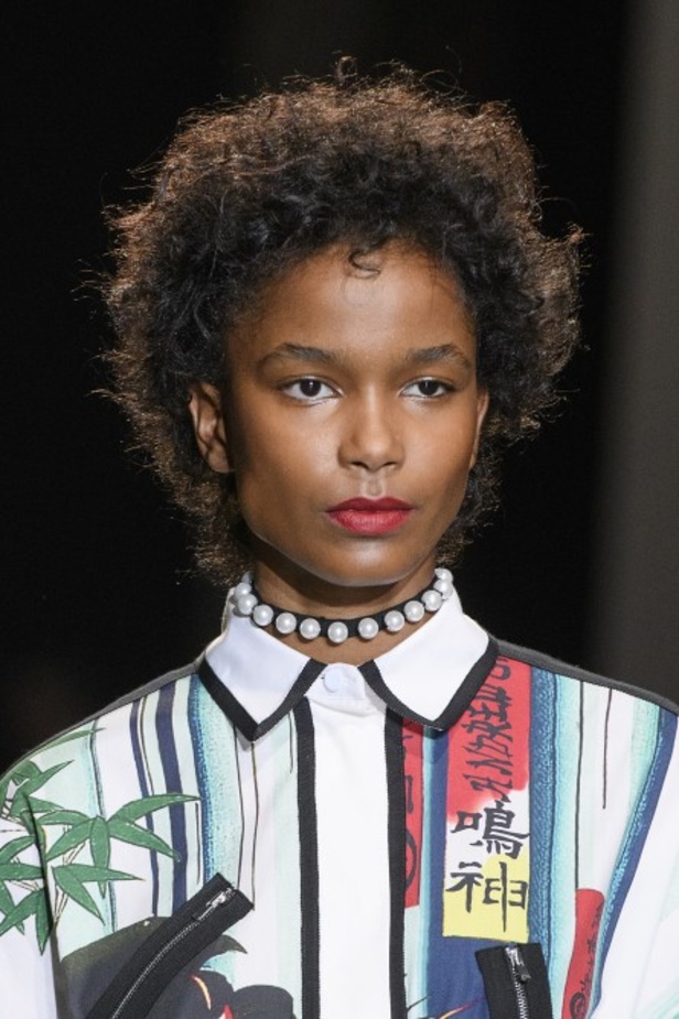 تصاميم وفساتين من عرض أندرو جي أن في اسبوع الموضة في باريس