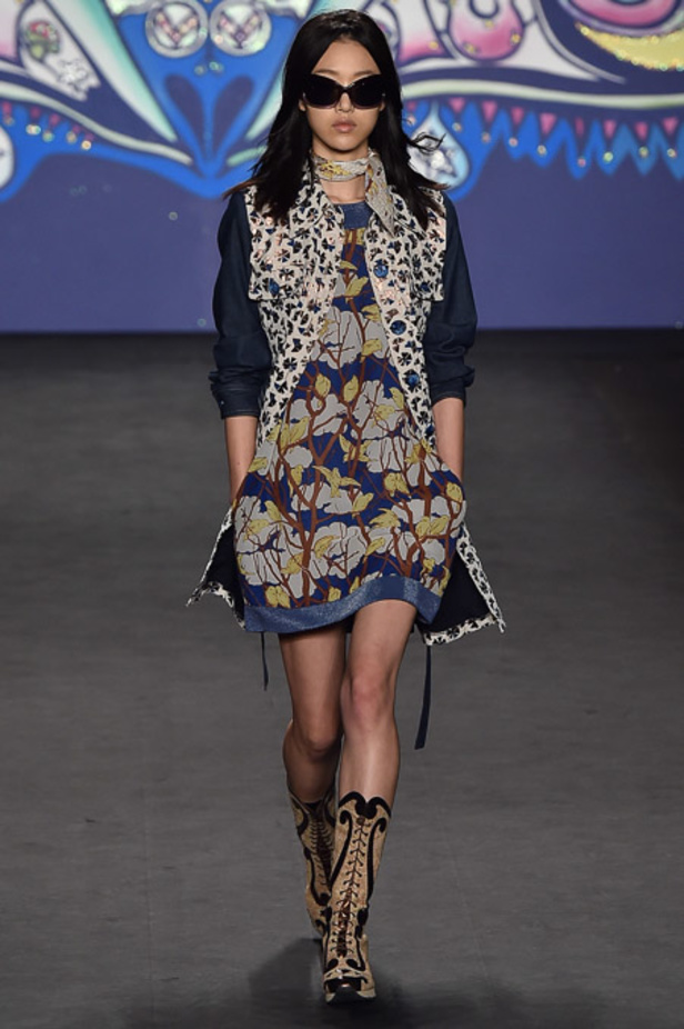 مجموعة Anna Sui جنون الطبعات "الهيبية"