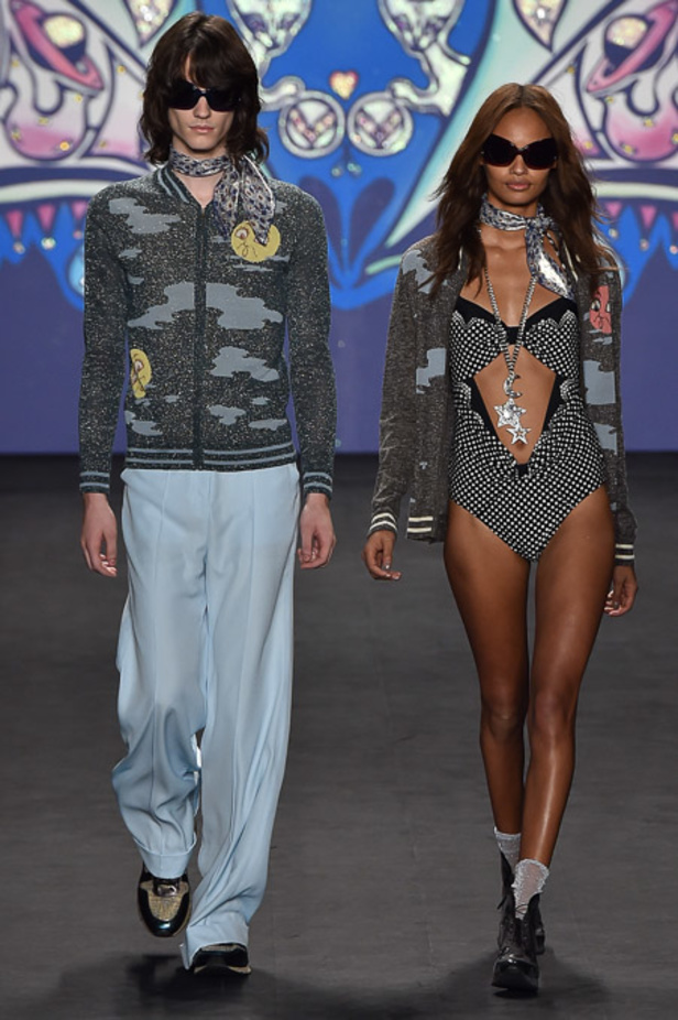 مجموعة Anna Sui جنون الطبعات "الهيبية"