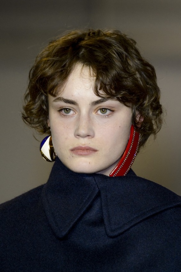 تصاميم مبتكرة من بالنسياغا لخريف وشتاء 2017