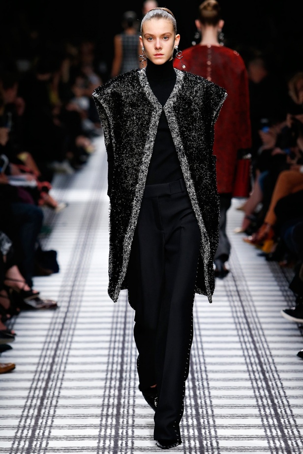 Balenciaga: التميزّ والفرادة والجمال