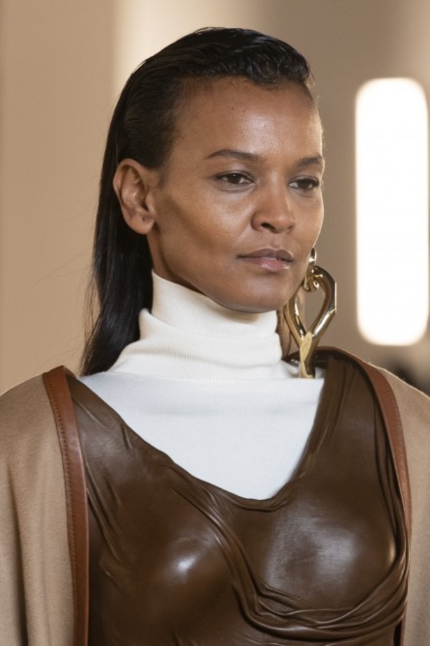 عرض ازياء balmain لخريف وشتاء 2020-2021 مباشرة من باريس