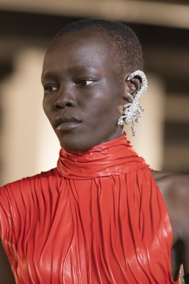 عرض ازياء balmain لخريف وشتاء 2020-2021 مباشرة من باريس