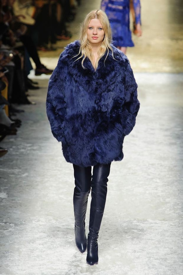 Blumarine: رومانسية مفعمة بالأنوثة والجرأة