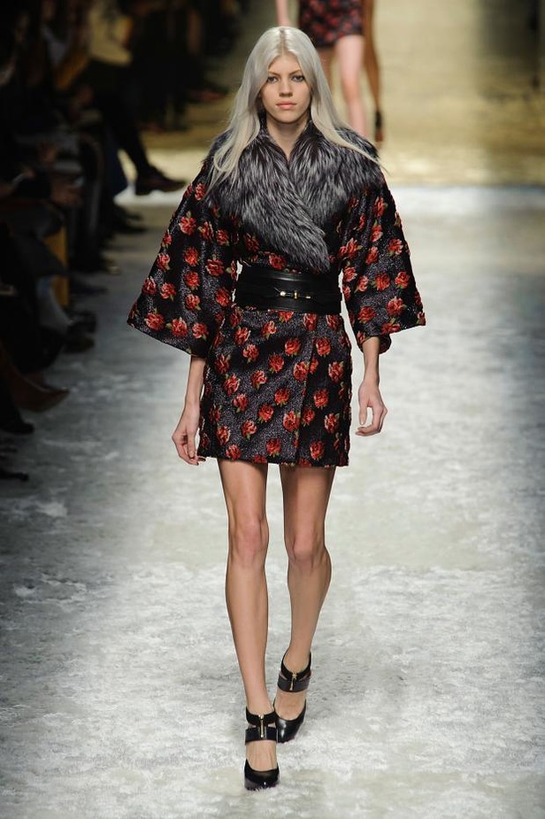 Blumarine: رومانسية مفعمة بالأنوثة والجرأة