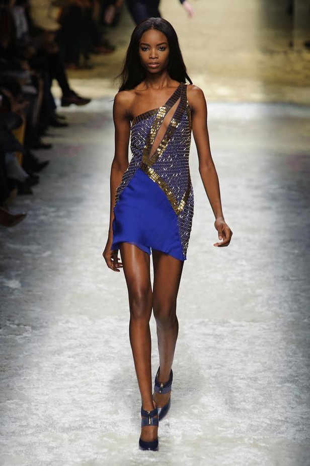 Blumarine: رومانسية مفعمة بالأنوثة والجرأة