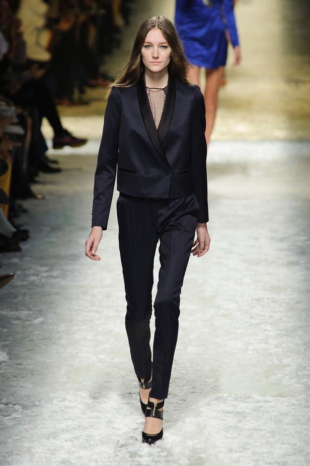 Blumarine: رومانسية مفعمة بالأنوثة والجرأة