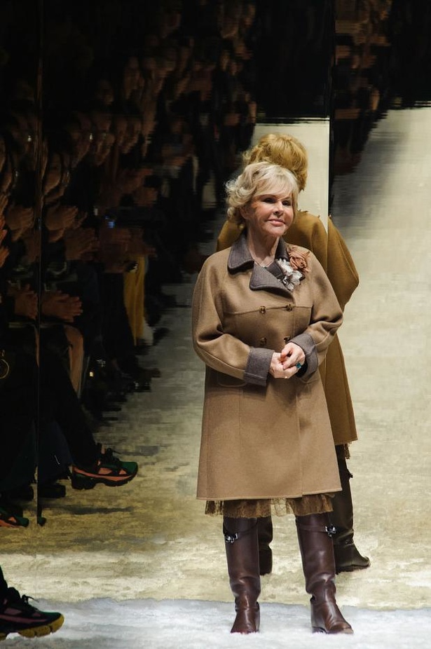 Blumarine: رومانسية مفعمة بالأنوثة والجرأة