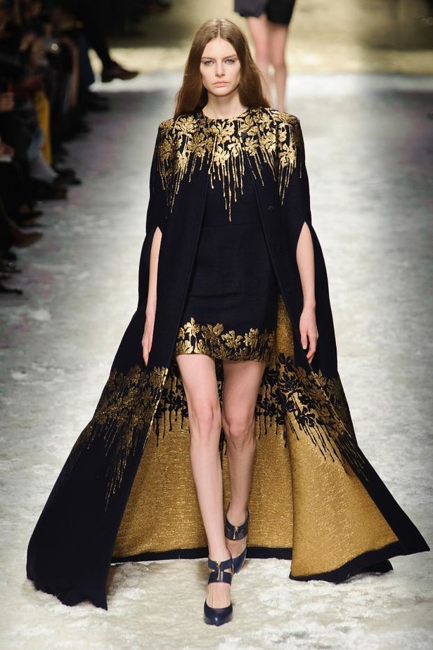 Blumarine: رومانسية مفعمة بالأنوثة والجرأة