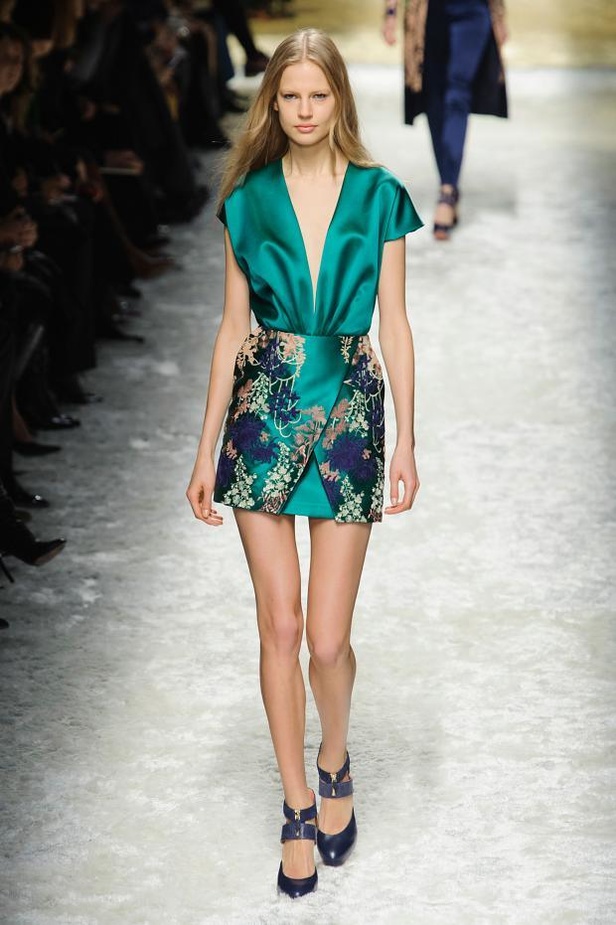 Blumarine: رومانسية مفعمة بالأنوثة والجرأة