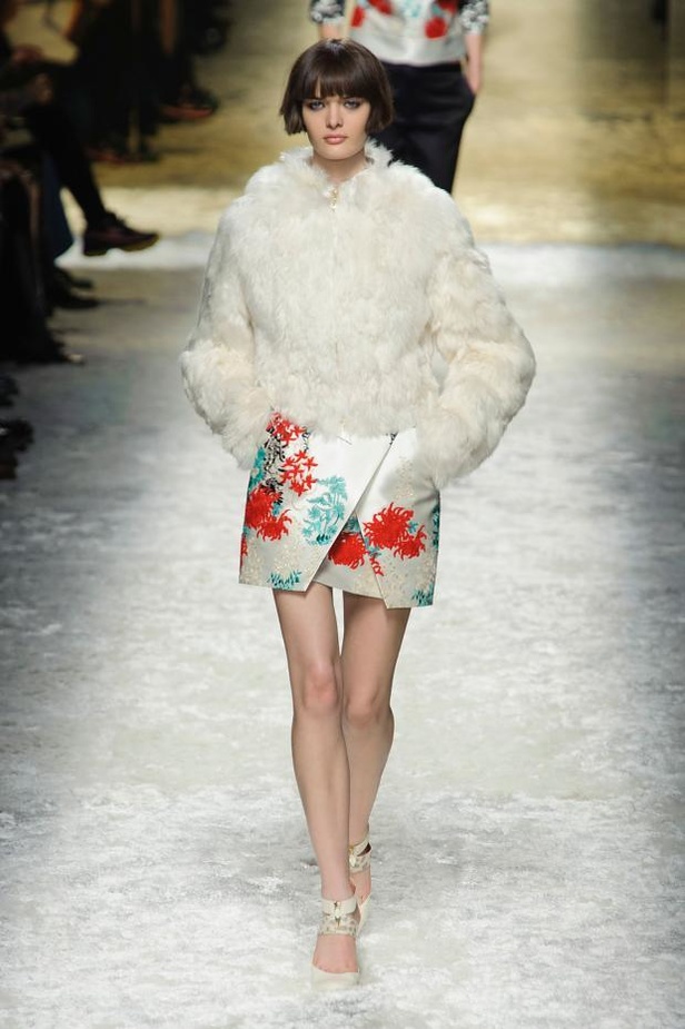 Blumarine: رومانسية مفعمة بالأنوثة والجرأة