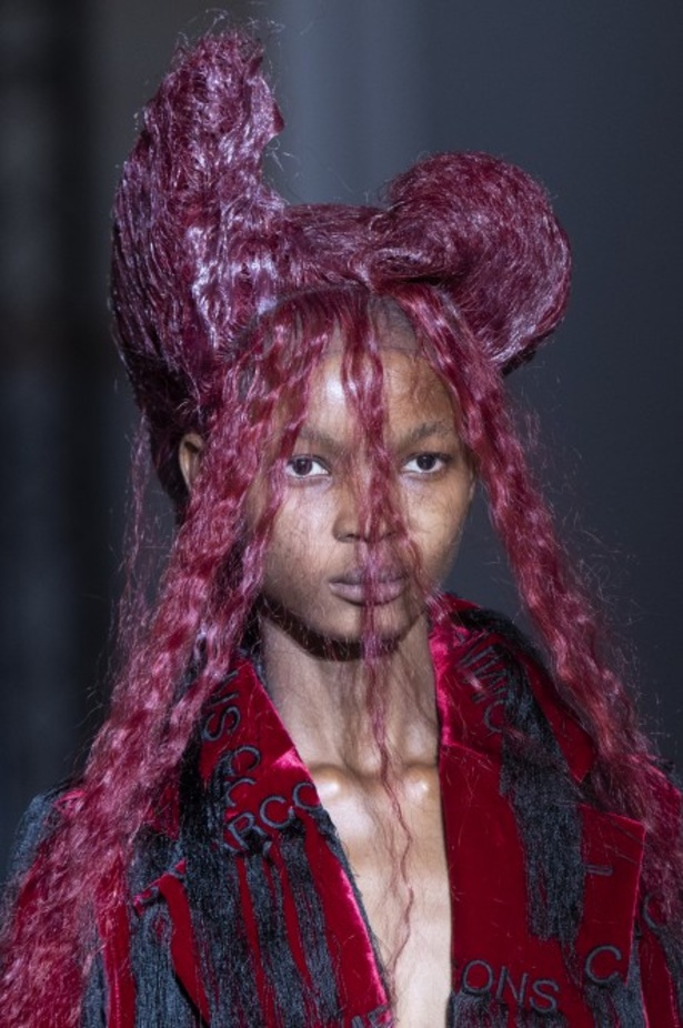 اسبوع الموضة في باريس 2019 مجموعة الملابس الجاهزة من COMME DES GARCONS  لربيع وصيف 2020 ‏