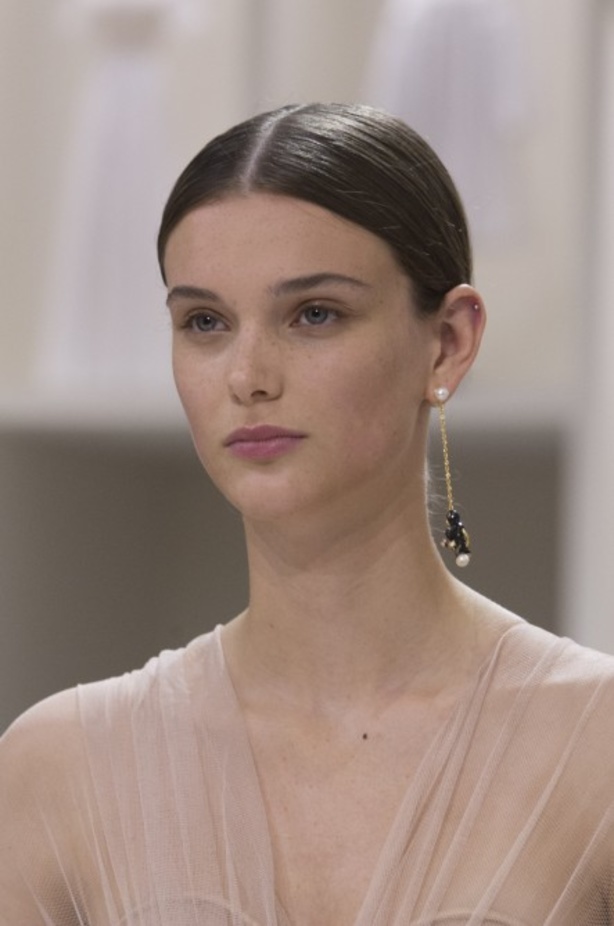 الأنوثة والأناقة.. عنوانا مجموعة دار Dior للهوت كوتور لخريف وشتاء 2018 - 2019 