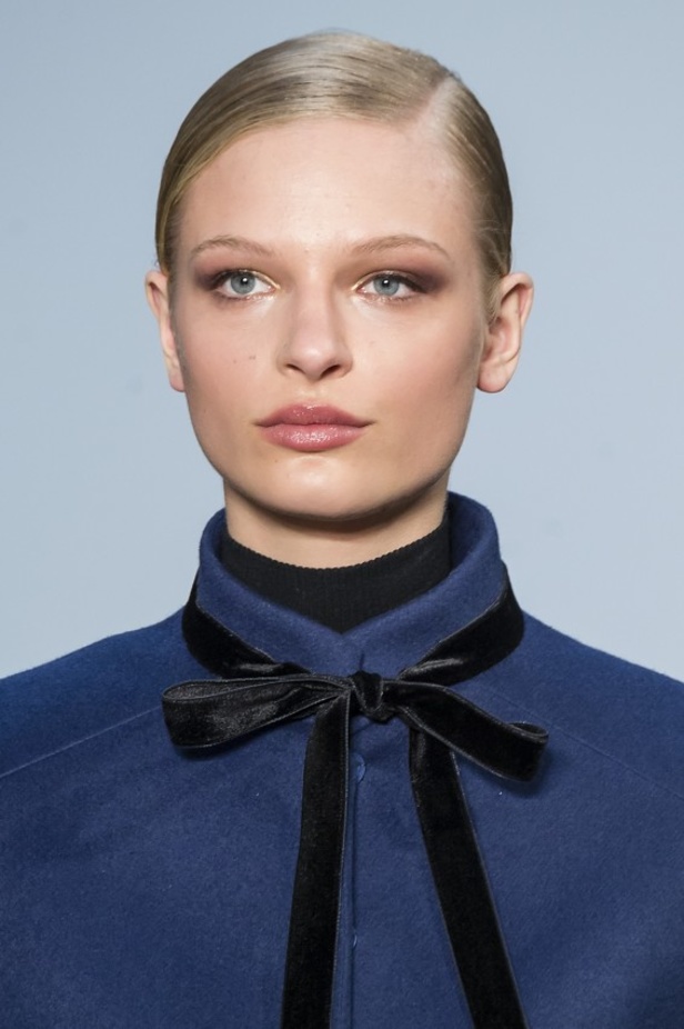 كارولينا هيريرا تقدّم تصاميم كلاسيكية لخريف وشتاء 2017