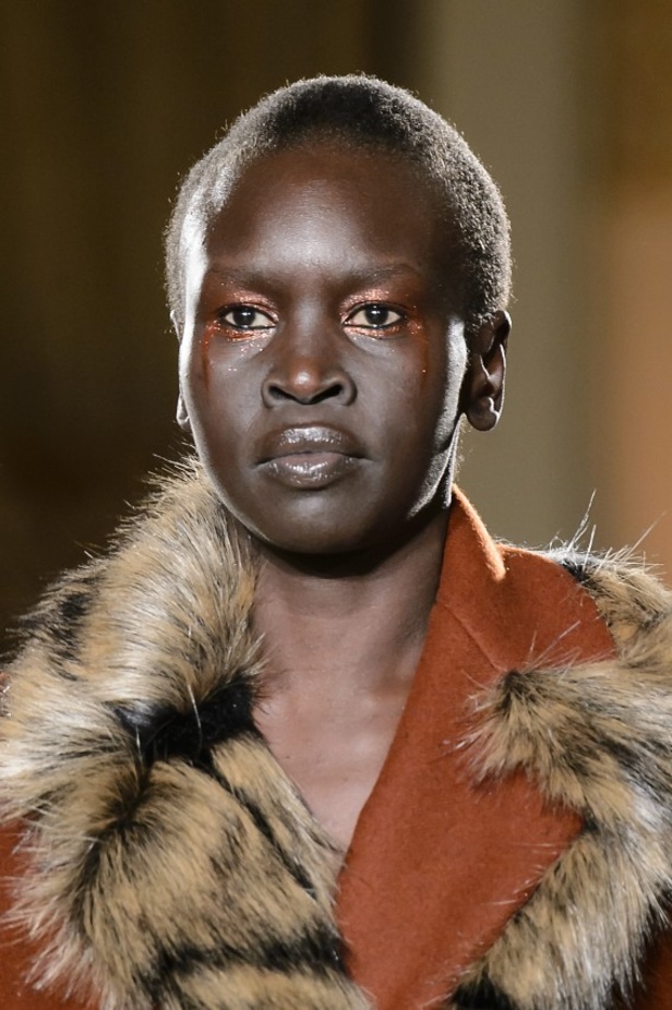 عرض أزياء كريستيان سيريانو لموسم خريف 2017