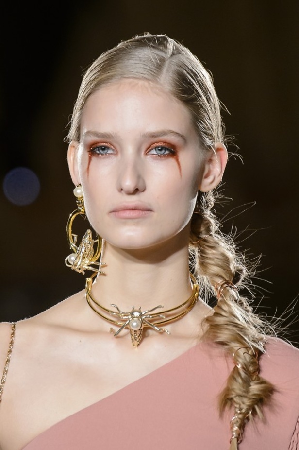 عرض أزياء كريستيان سيريانو لموسم خريف 2017