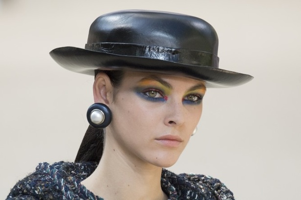 عرض Chanel لخريف وشتاء 2017 للأزياء الراقية !