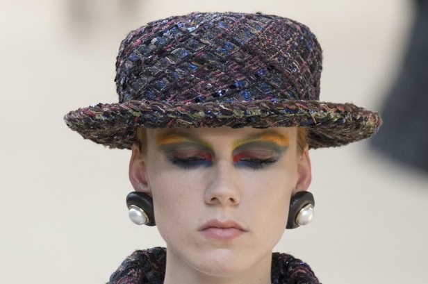 عرض Chanel لخريف وشتاء 2017 للأزياء الراقية !