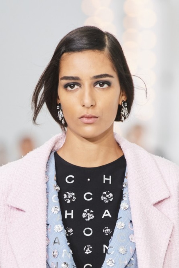 عرض ازياء مجموعة شانيل Chanel لربيع 2021 يحيي موضة التويد والاقمشة الفاخرة