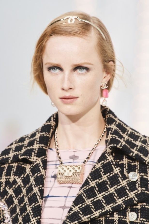 عرض ازياء مجموعة شانيل Chanel لربيع 2021 يحيي موضة التويد والاقمشة الفاخرة