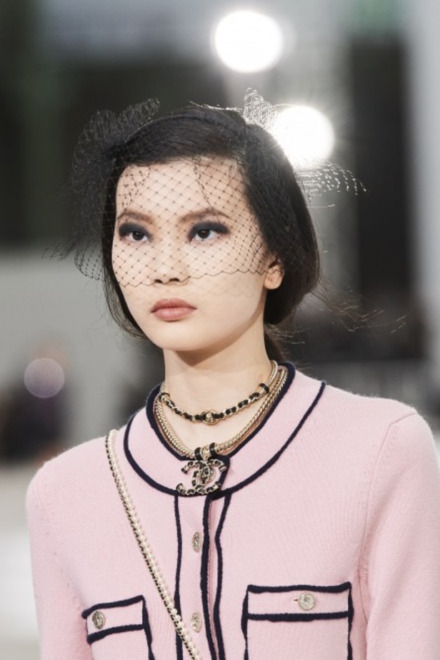 عرض ازياء مجموعة شانيل Chanel لربيع 2021 يحيي موضة التويد والاقمشة الفاخرة