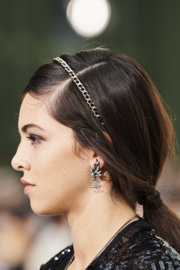 عرض ازياء مجموعة شانيل Chanel لربيع 2021 يحيي موضة التويد والاقمشة الفاخرة