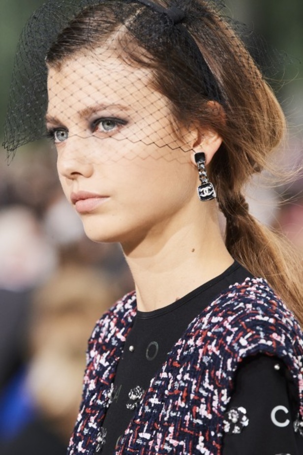 عرض ازياء مجموعة شانيل Chanel لربيع 2021 يحيي موضة التويد والاقمشة الفاخرة