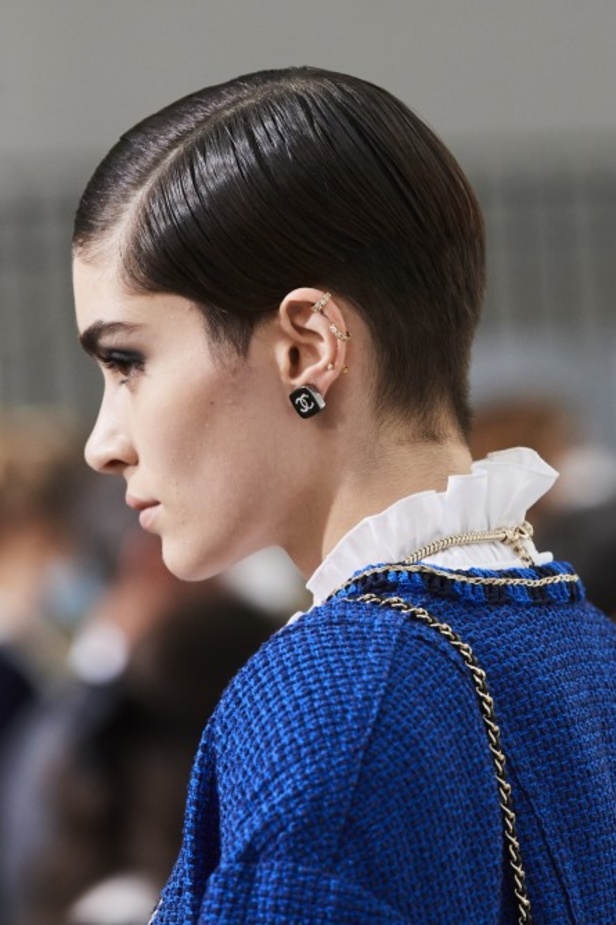 عرض ازياء مجموعة شانيل Chanel لربيع 2021 يحيي موضة التويد والاقمشة الفاخرة