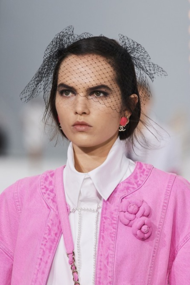 عرض ازياء مجموعة شانيل Chanel لربيع 2021 يحيي موضة التويد والاقمشة الفاخرة